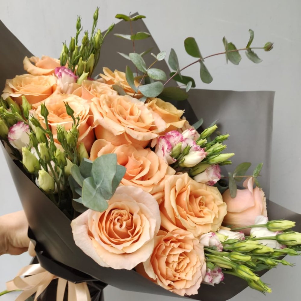 Букет цветов из: Розы и Лизиантусы